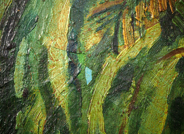 細部觀察可見底層藍色顏料，以及表層肌理縫隙堆積黃化凡尼斯