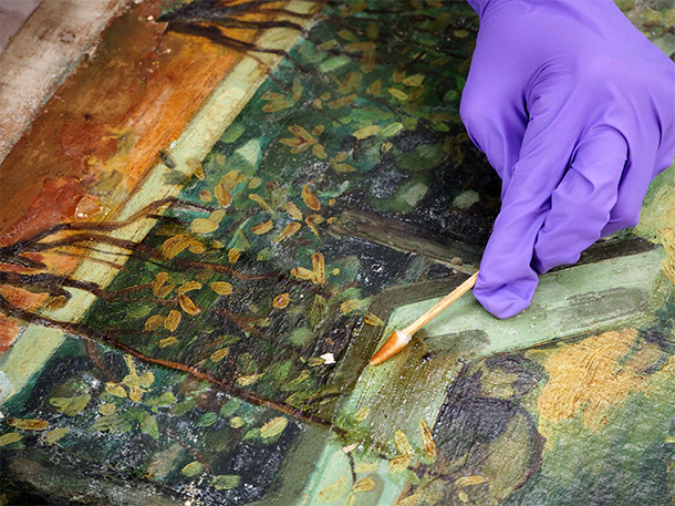 細部觀察可見底層藍色顏料，以及表層肌理縫隙堆積黃化凡尼斯