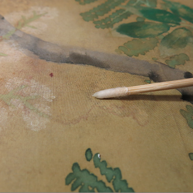 使用棉花棒清潔深色黴斑