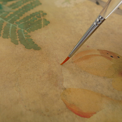 使用少量低濃度雙氧水溶液，進行局部漂白淡化漬痕及黴斑