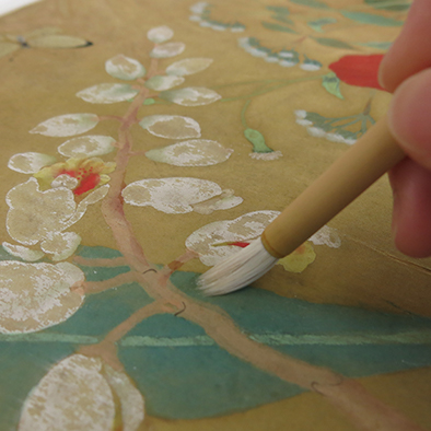 以軟毛筆施塗動物膠溶液進行加固