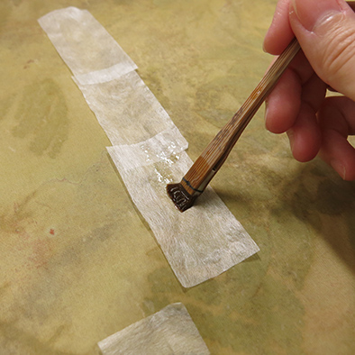 畫心絹本裂痕處進行暫時加固處理