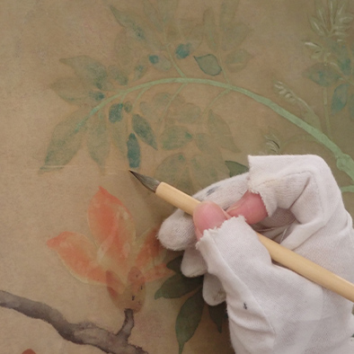 選用可逆性有機顏料調色，於裂縫缺失處進行全色處理