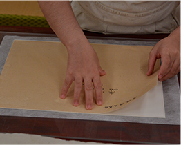 以無酸紙板還原畫仙板