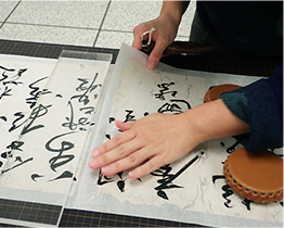 將各段畫心調整成正確順序並黏貼