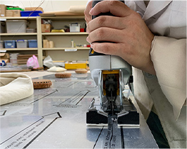 切割鋁製蜂巢板以符合畫作邊緣形狀