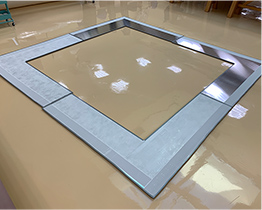 備製中的鋁製蜂巢板，四周黏有魔鬼氈，為後續與畫作接合作展示使用