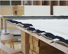 確認襯布與畫作縫合情形