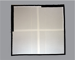 畫背縫合襯布及魔鬼氈，可與拆卸式鋁製蜂巢板組合展示