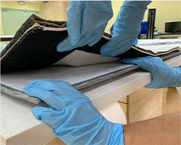 襯布的魔鬼氈與鋁製蜂巢板魔鬼氈黏合，使畫作展示時固定於鋁製蜂巢板上